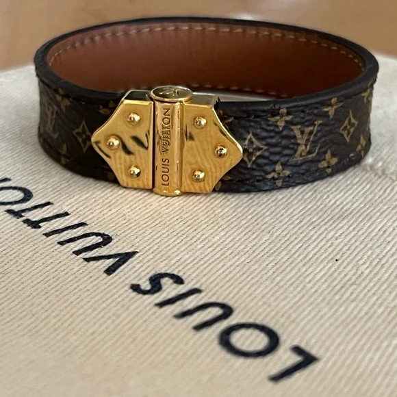 Louis Vuitton - Picture 3 of 11